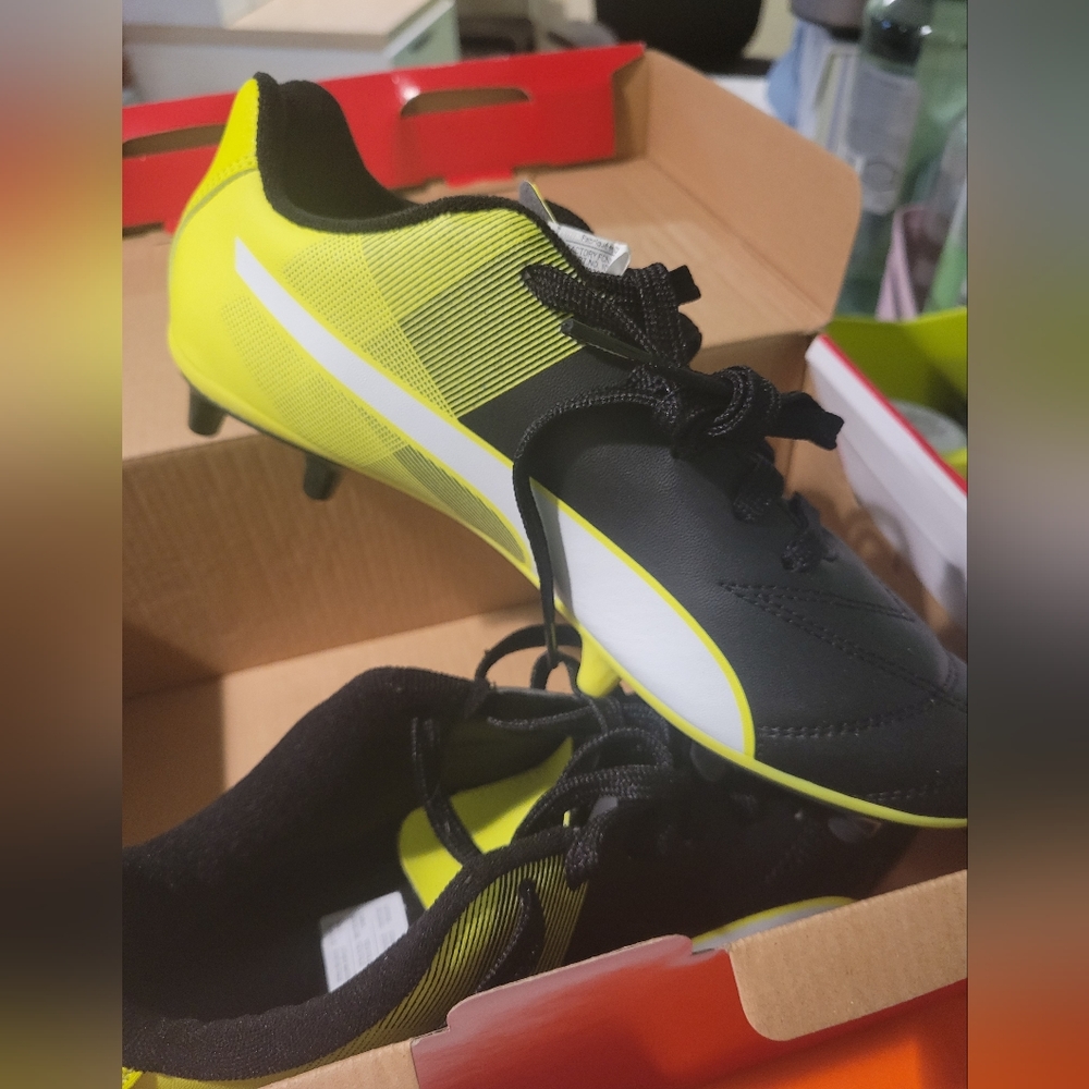 Puma Kids Soccer Cleats, New - Picture 1 of 3